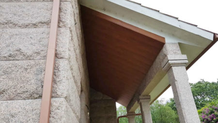 Colocacion de falso techo en lamas de PVC color madera
