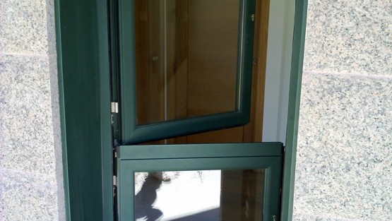 Puerta de aluminio tipo postigo, con apertura superior e inferior.