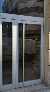 Puerta de entrada para edificio en aluminio anodizado natural