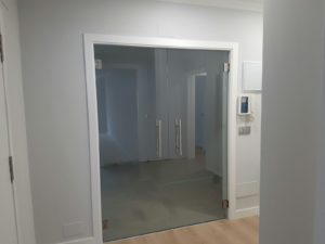 Puerta de cristal templado para separar cocina y salón