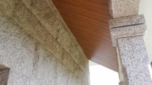 Colocacion de falso techo en lamas de PVC color madera