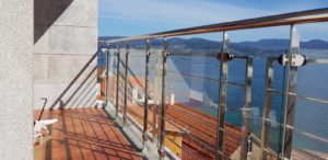 Balcón con vidrio laminado para reforzar la seguridad